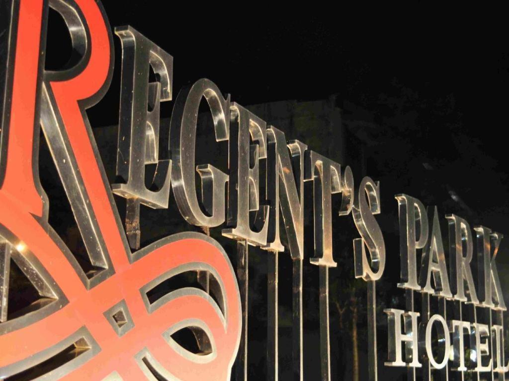 Regent'S Park Hotel Malang Exterior photo