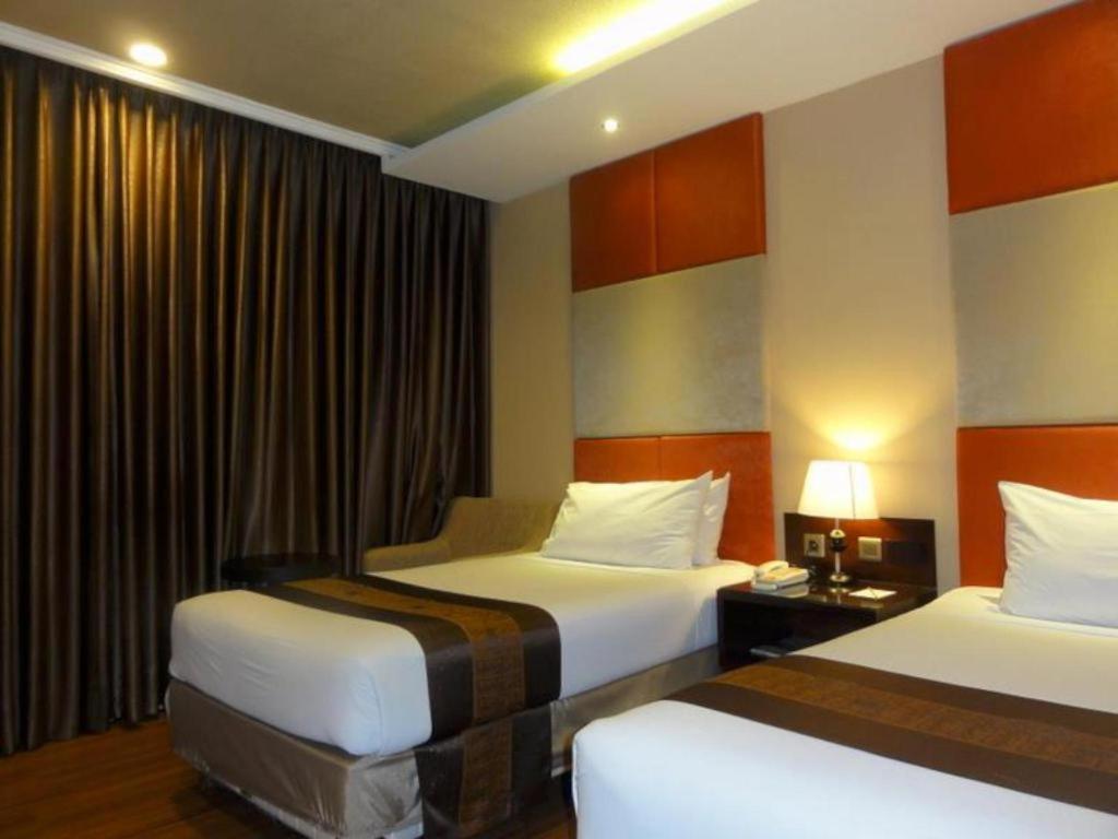 Regent'S Park Hotel Malang Exterior photo