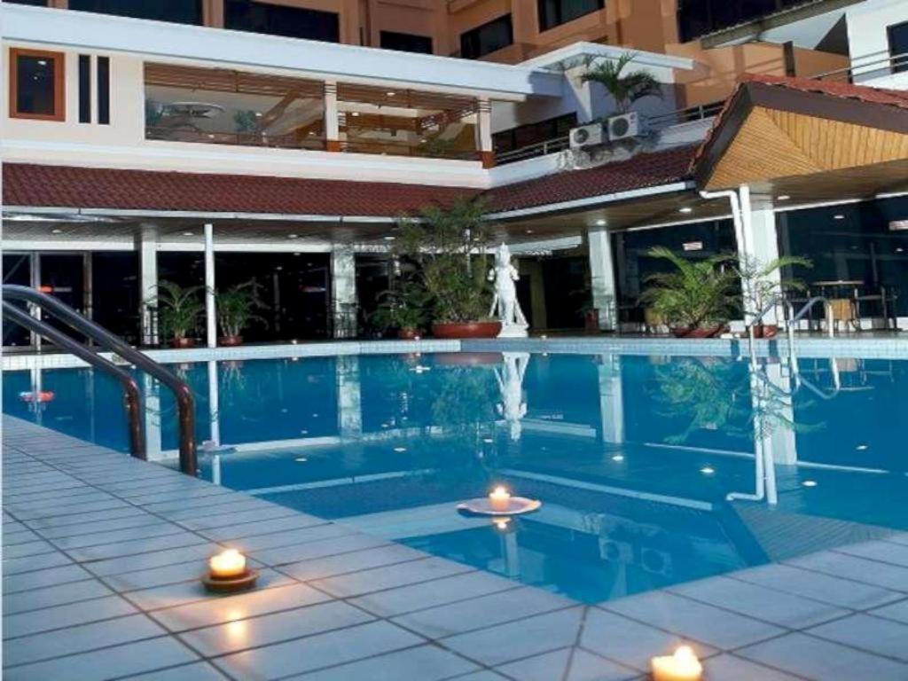 Regent'S Park Hotel Malang Exterior photo