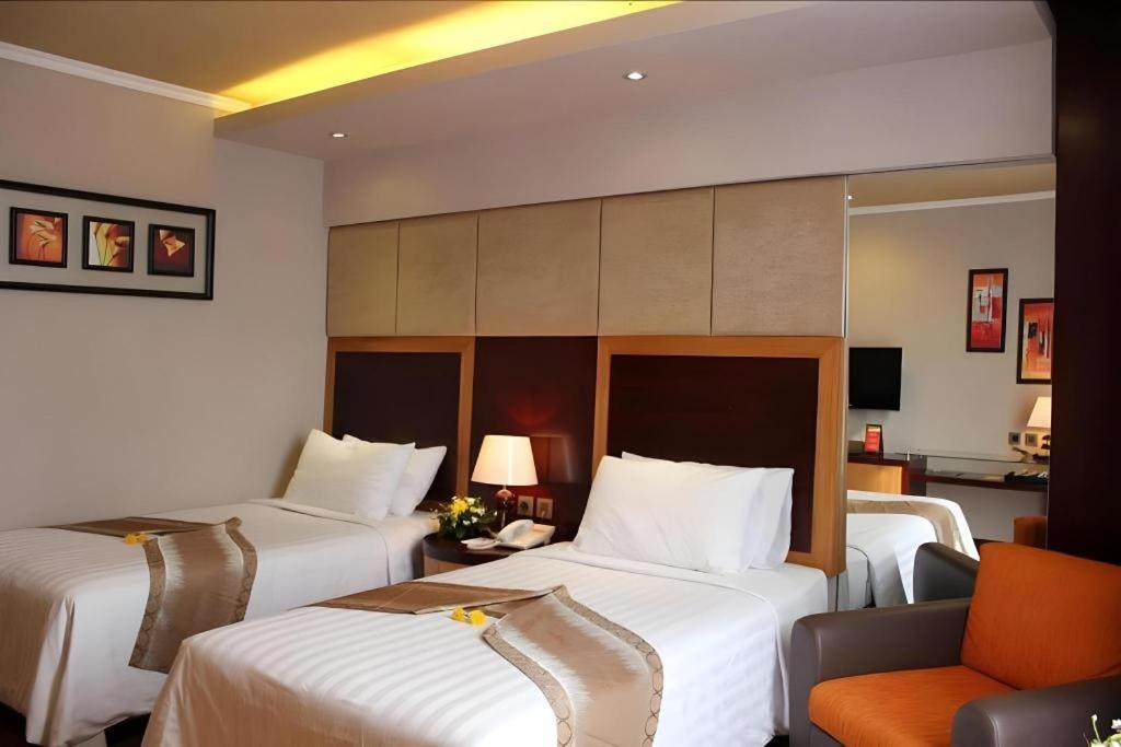 Regent'S Park Hotel Malang Exterior photo