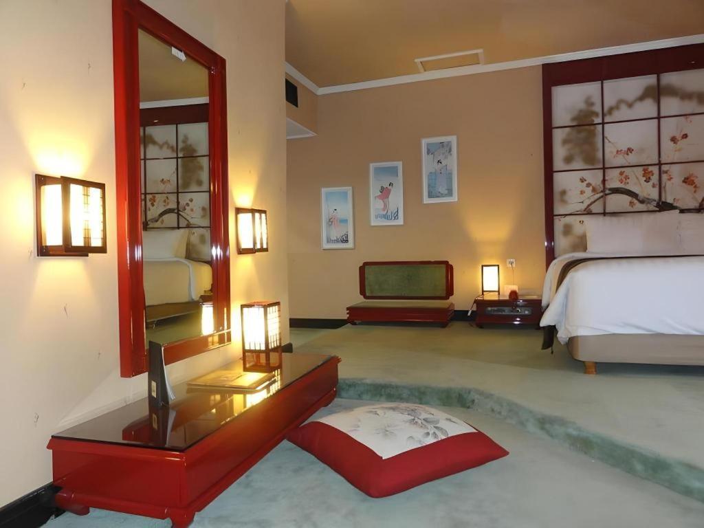 Regent'S Park Hotel Malang Exterior photo