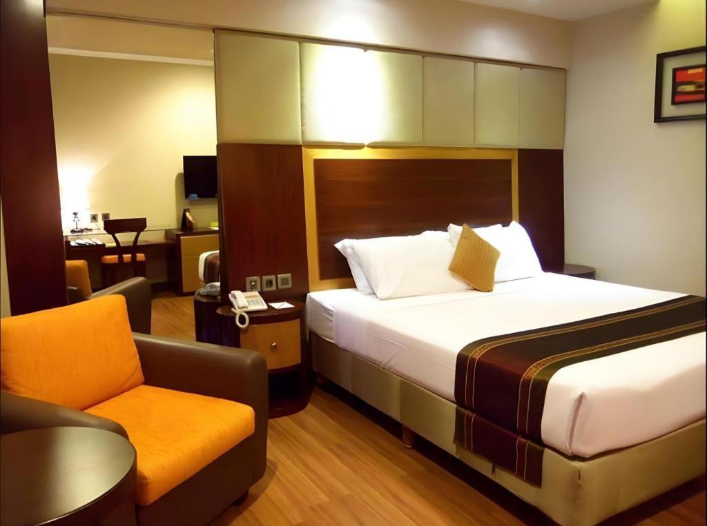 Regent'S Park Hotel Malang Exterior photo