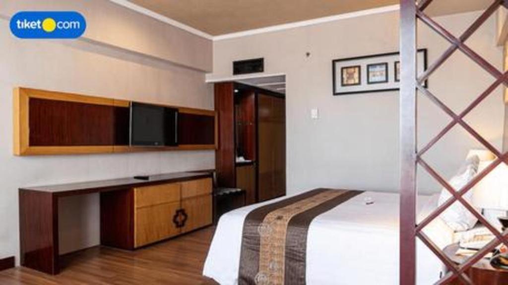 Regent'S Park Hotel Malang Exterior photo