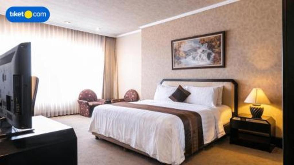 Regent'S Park Hotel Malang Exterior photo