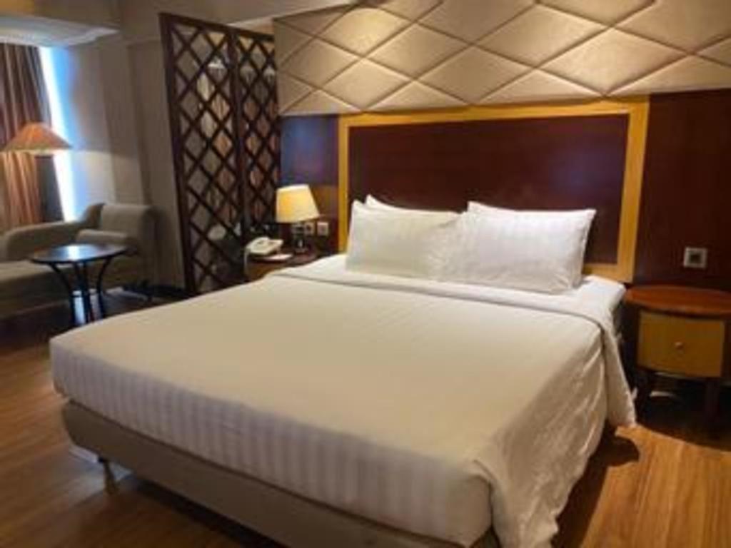 Regent'S Park Hotel Malang Exterior photo
