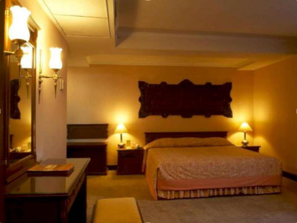 Regent'S Park Hotel Malang Exterior photo