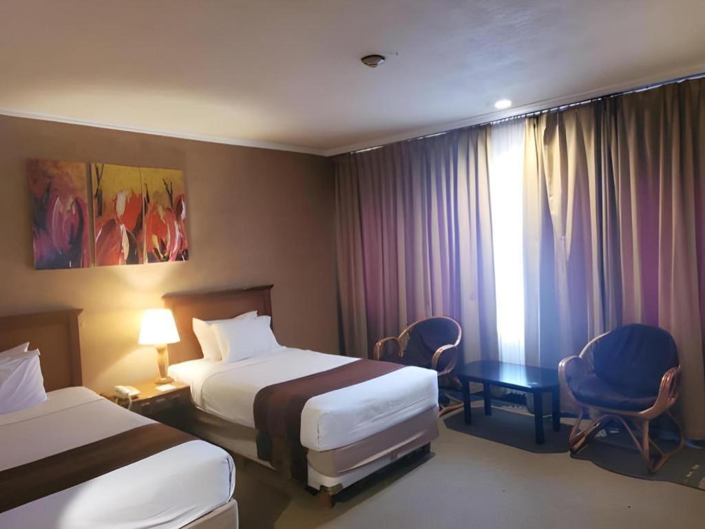 Regent'S Park Hotel Malang Exterior photo