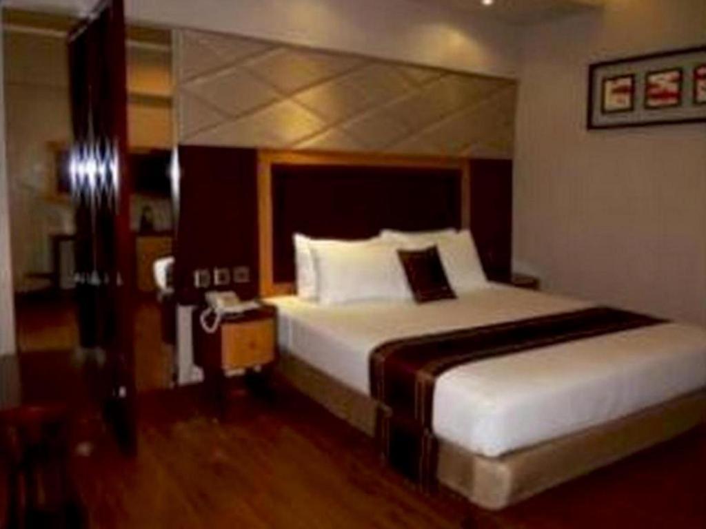 Regent'S Park Hotel Malang Exterior photo