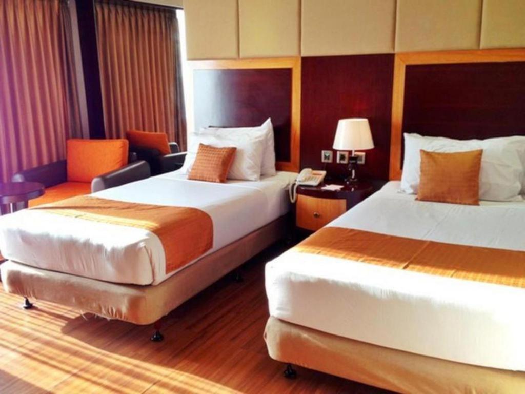 Regent'S Park Hotel Malang Exterior photo